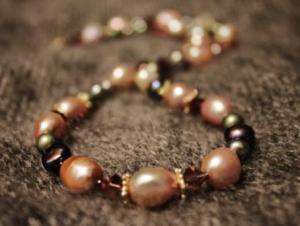 Kaulakoru makeanveden helmistä ja Swarovskin kristalleista studio merilinna