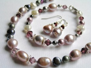 Makeanveden helmistä, Swarovskin kristalleista ja Sterling hopeasta valmistettu korusetti jossa kaulakoru, rannekoru ja korvakorut