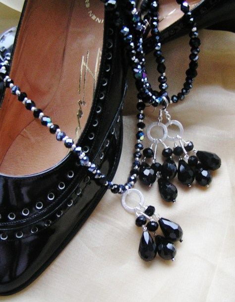 Kuvan asusteet sopivat vaikkapa vintage-henkiseen asukokonaisuuteen. Korut ovat Handmade by merilinna, jotka ovat uniikkeja sekä käsityönä tehtyjä design-koruja. Myytävänä Jyväskylän Drama galleryssä. Vintage-kengät kuvausrekvisiittaa.